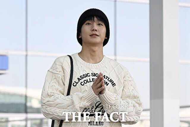 손을 모아 감사를 표하는 정해인.