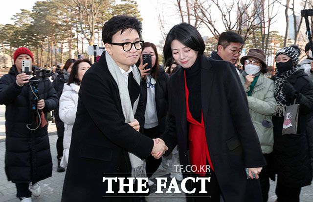 배현진 국민의힘 의원(오른쪽)과 인사 나누는 한 전 대표.