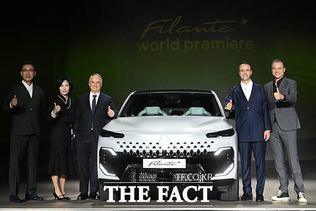 최성규 르노테크놀로지코리아 연구소장과 상희청 르노코리아 대/내외전략본부장, 파브리스 캄볼리브 르노그룹 최고 성장 책임자 및 르노 브랜드 CEO, 니콜라 파리 르노코리아 사장, 로렌스 반 덴 아커 르노그룹 디자인 총괄 부회장(왼쪽부터)이 13일 오전 서울 광진구 그랜드 워커힐에서 열린 르노코리아 글로벌 플래그십 미디어 공개 행사에 참석해 르노 필랑트 차량과 기념 촬영을 하고 있다. /서예원 기자