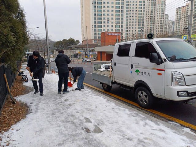 영주시사 본청 직원을 포함해 읍·면·동 전 지역에 공무원을 긴급 투입해 주요 간선도로는 물론, 인도와 이면도로에 제설작업을 하고 있다. /영주시