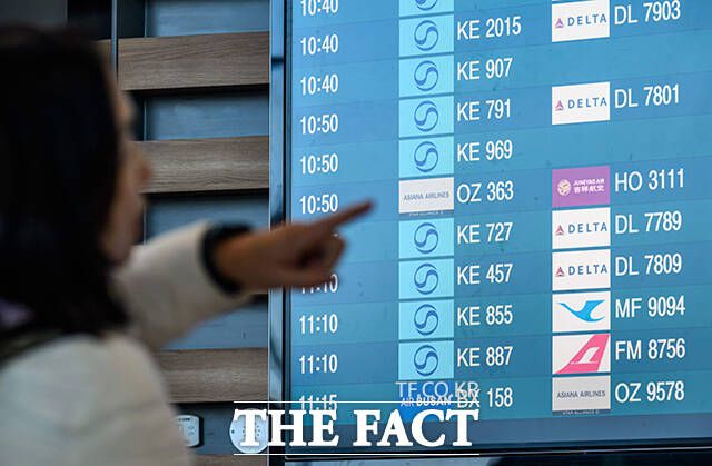 아시아나항공 출국 정보 확인하는 탑승객들. /인천국제공항=남윤호 기자