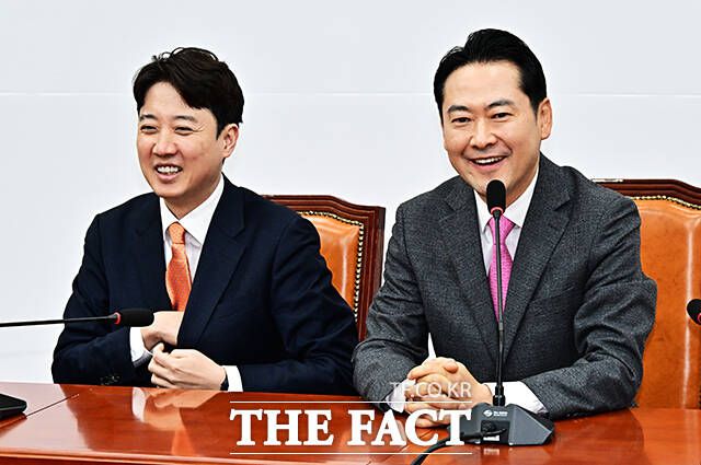 장동혁 국민의힘 대표가 14일 "윤리위 결정을 뒤집고 다른 해결을 모색하는 건 고려하고 있지 않다"라고 말했다. 사진은 장 대표가 13일 국회에서 이준석 개혁신당 대표(왼쪽)와 회동하며 발언하는 모습. /배정한 기자