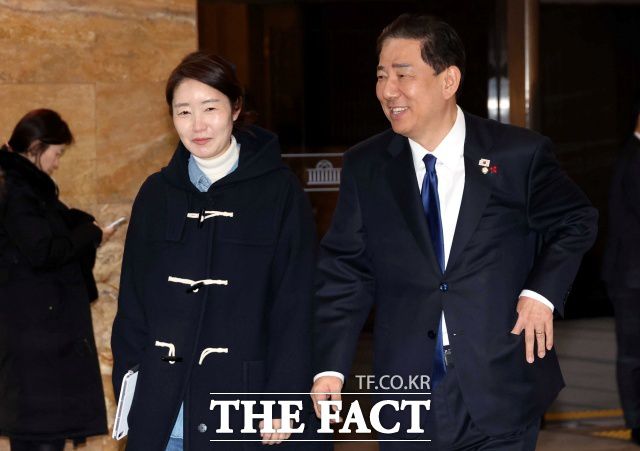 당 내부에서도 계속되는 의혹에 대한 부담감이 감지된다. 사진은 지난달 24일 국회에서 열린 제2차 본회의를 마치고 밖으로 나오고 있는 김병기 민주당 의원과 강선우 무소속 의원의 모습. /뉴시스