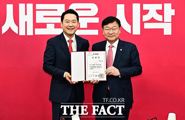 장동혁 국민의힘 대표가 15일 오전 서울 여의도 국회에서 열린 최고위원회의에 참석해 정점식 정책위의장에게 임명장을 수여하고 있다.