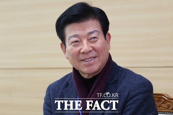 박범인 금산군수가 14일 <더팩트>와 인터뷰하고 있는 모습. /정예준 기자