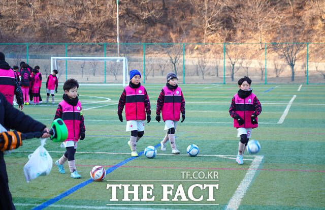 전지훈련을 위해 울진을 찾은 유소년 축구단이 훈련을 하고 있다. /울진군