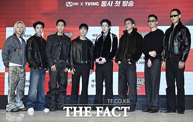 포즈를 취하고 있는 심사위원 출연자들.