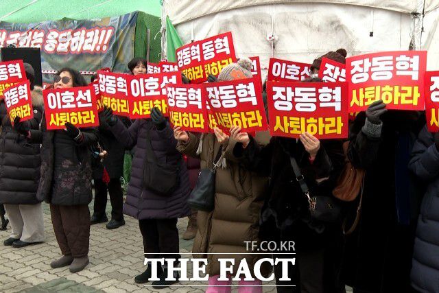 15일 오전 서울 여의도 국회의사당 앞에서 친한계 당원들과 보수 유튜버가 한동훈 전 국민의힘 대표의 제명 철회 촉구와 국민의힘 지도부 사퇴 촉구 집회를 열고 있다. /김기범 기자