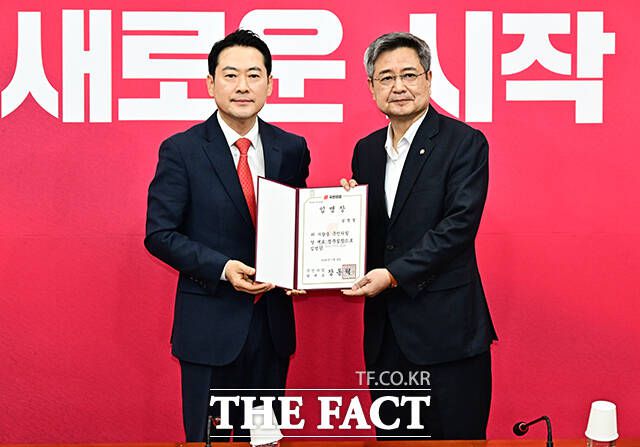 장동혁 국민의힘 대표가 15일 오전 서울 여의도 국회에서 열린 최고위원회의에 참석해 김장겸 당대표 정무실장에게 임명장을 수여하고 있다.