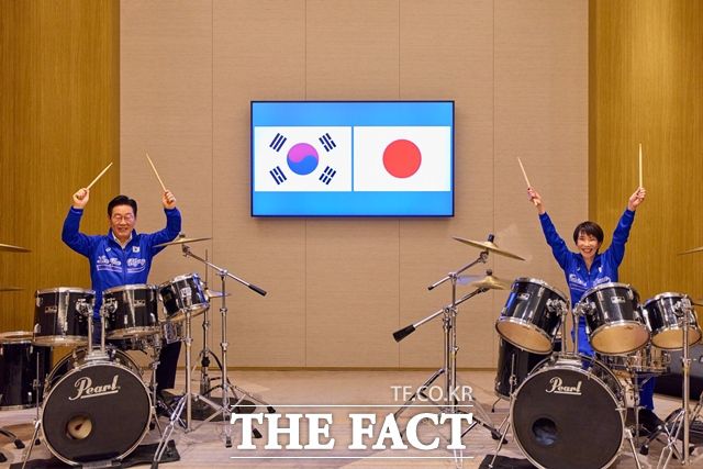 이재명 대통령이 13일(현지시간) 다카이치 사나에 일본 총리와 정상회담을 가진 뒤 환담 자리에서 드럼 합주를 하고 있다. /이 대통령 X