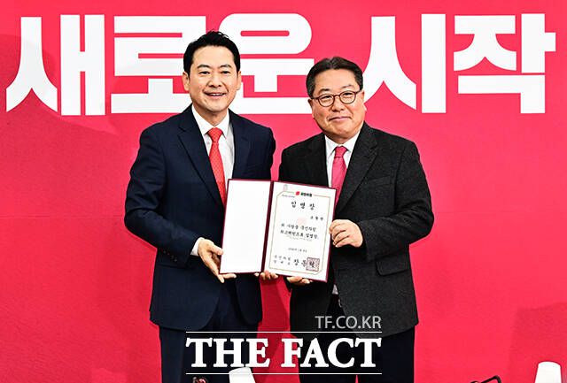 장동혁 국민의힘 대표가 15일 오전 서울 여의도 국회에서 열린 최고위원회의에 참석해 조광한 최고위원에게 임명장을 수여하고 있다.