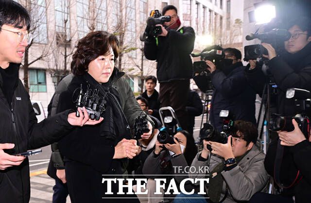 더불어민주당을 탈당한 강선우 무소속 의원에게 '공천헌금' 명목으로 1억 원을 건넨 의혹을 받는 김경 서울시의원이 15일 오전 서울 마포구 서울경찰청 공공범죄수사대에 피의자 신분으로 출석하고 있다./이새롬 기자