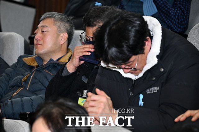 법안 통과에 눈물 훔치는 12.29 제주항공 여객기 참사 희생자 유가족들.