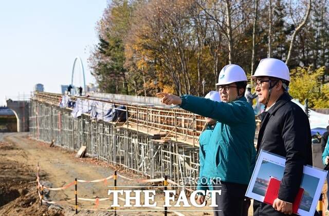 이재호 연수구청장이 공사 현장을 점검하고 있다. /연수구