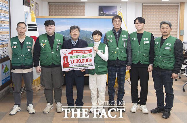 울릉군 공무직 노동조합이 이웃돕기 성금을 남한권 울릉군수에게 전달하고 있다. /울릉군