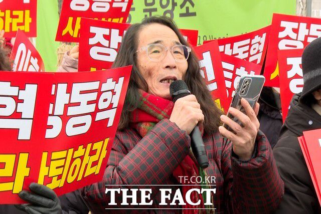 15일 오전 서울 여의도 국회의사당 앞에서 친한계 당원들과 보수 유튜버가 한동훈 전 국민의힘 대표의 제명 철회 촉구와 국민의힘 지도부 사퇴 촉구 집회를 열고 임영길 국민의힘 책임당원이 대표 발언을 하고 있다. /김기범 기자