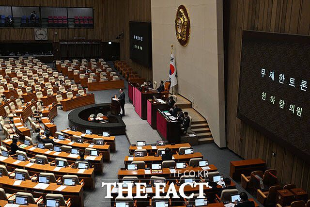 필리버스터 첫 주자로 나선 천하람 개혁신당 원내대표는 15일 "특검이라는 특별한 칼은 이미 죽은 정권의 부관참시만을 위해 쓸 수 없다"며 "살아 있는 권력의 썩은 부위를 도려내는 데 우선적으로 써야 한다"고 강조했다. /남용희 기자