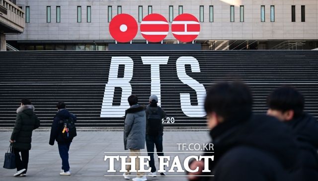 이번주 또다른 빅이슈 BTS 월드투어 소식. 소속사 빅히트는 'BTS WORLD TOUR' 포스터 공개에 이어, 이번주 전 세계 투어 일정을 공식 발표했다. 사진은 지난 8일 오전 서울 종로구 세종문화회관 중앙계단에 설치된 방탄소년단(BTS)의 컴백 랩핑·5집 로고 조형물 앞에서 관광객들이 기념사진을 찍고 있다. /남윤호 기자