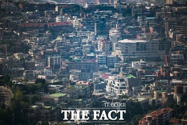 LH토지주택연구원이 만 19세~39세 무주택 1인 가구 청년 700명을 조사한 결과, 76.1%가 공공임대주택에 살 의향이 있다고 답했다. 이유로는 주거비 부담이 1위를 차지했다. /뉴시스