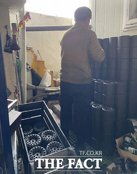 얼굴없는 천사가 사랑의 연탄을 전달하고 있다. /영주시