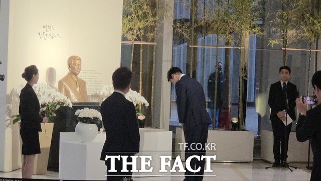 15일 오전 9시 서울 송파구 잠실 롯데월드타워 1층에서 열린 고(故) 신격호 창업주 추모 헌화식에서 신유열 롯데지주 부사장 겸 롯데바이오로직스 대표이사가 신격호 회장 흉상 앞에 헌화하고 있다. /잠실=우지수 기자