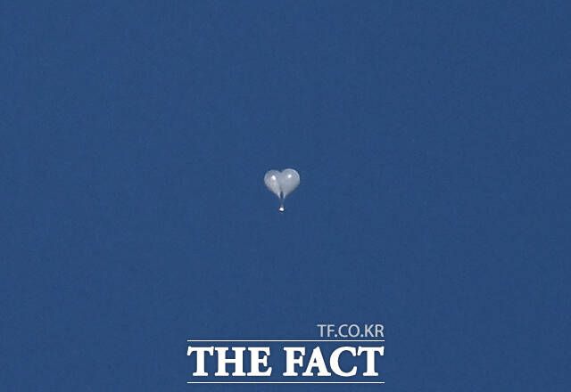 지난 2024년 10월 서울 서대문구 상공에 북한이 날려 보낸 오물풍선이 날아가고 있다. /박헌우 기자