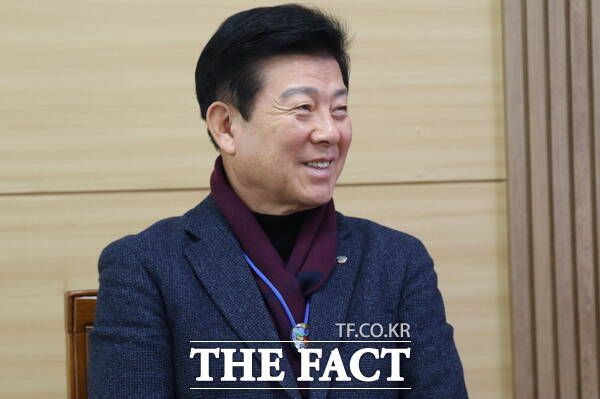 박범인 금산군수가 14일 <더팩트>와 인터뷰하는 모습. /정예준 기자