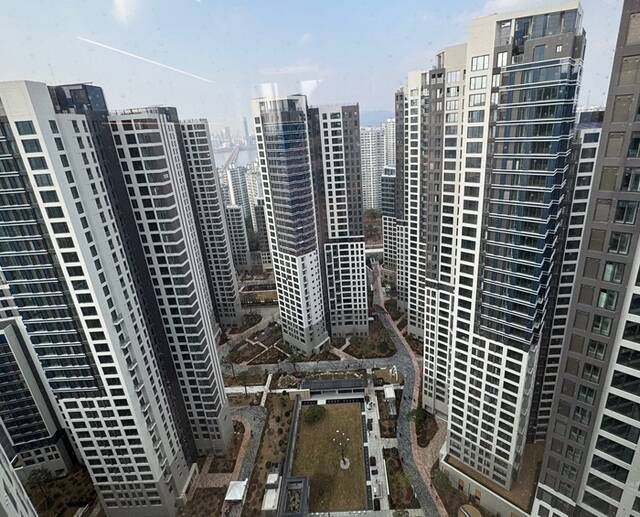 조합원들은 공사비 인상과 계약 조항 외에도 최초 제안서·인허가 도면과 실제 시공 내용이 다르다고 주장한다. /롯데건설