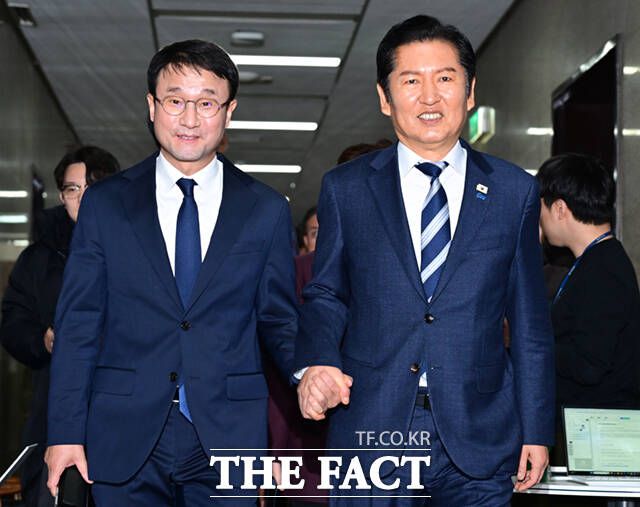 민주당은 정부가 입법 예고한 검찰개혁법에 대해 전면적인 수정 작업에 착수했다. 정청래 대표는 해당 논란에 대해 사과했고, 한병도 원내대표는 "검찰개혁의 후퇴는 이재명 정부와 민주당에 없다"며 개혁 완수 의지를 분명히 했다.사진은 지난 11일 국회에서 열린 원내대표 선출 의원총회를 마친 뒤 이동하고 있는 한병도 원내대표와 정청래 대표. /이새롬 기자