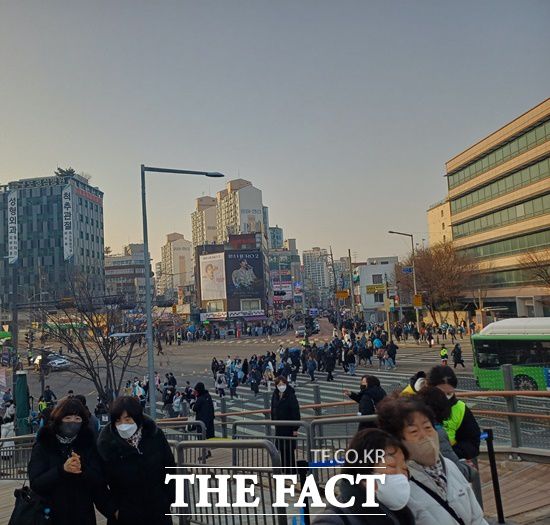 전국 관객들이 대거 몰리면서 콘서트가 열리는 고척돔 주변 식당 커피숍 등 상가도 모처럼 생기를 되찾았다. 고척스카이돔으로 들어오는 대로변 4거리도 팬들로 넘쳐났다. /강일홍 기자