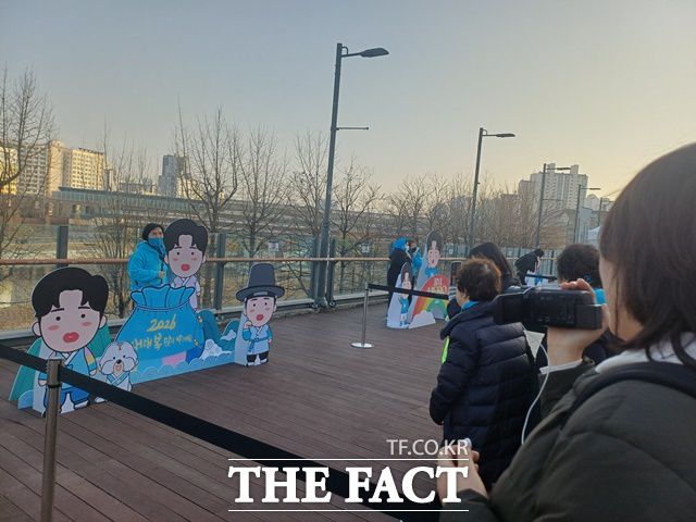 공연장 주변에서 만난 관객들은 눈을 마주칠 때마다 한결같이 환한 미소, 유쾌한 에너지를 발산해 거대한 축제의 현장에 저절로 스며드는 느낌을 안겨줬다. 팬들은 임영웅 캐릭터와 기념 사진 촬영에 여념이 없었다. /강일홍 기자