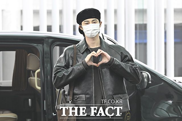 팬들에게 하트를 보내는 변우석.