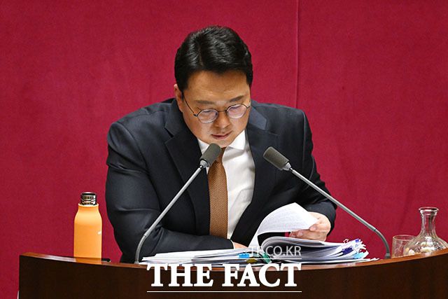 천하람 개혁신당 원내대표가 16일 오전 서울 여의도 국회 본회의장에서 '윤석열·김건희에 의한 내란·외환 및 국정농단 행위의 진상규명을 위한 특별검사 임명 등에 관한 법률안'에 대해 무제한 토론(필리버스터)를 하고 있다. /남용희 기자