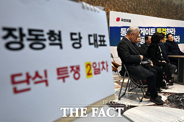 단식농성 2일차 돌입한 장동혁 대표(오른쪽).