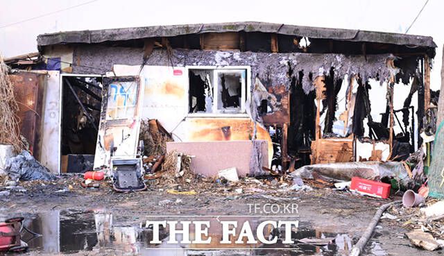 16일 오전 서울 강남구 구룡마을 4지구에서 화재가 발생한 가운데, 전소된 빈집이 보이고 있다.