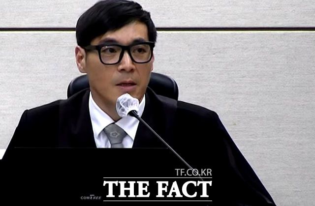 서울중앙지법 형사합의35부(백대현 부장판사)는 16일 오후 윤석열 전 대통령의 특수공무집행방해 혐의 등 사건 선고기일을 열고 윤 전 대통령에게 징역 5년을 선고했다./서울중앙지법