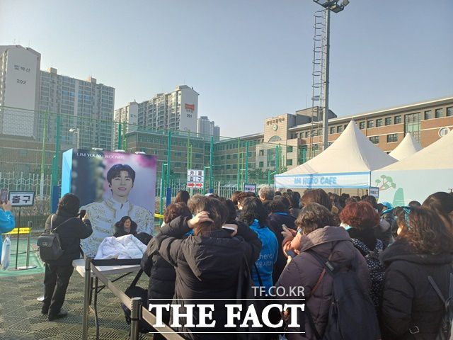 관객들은 모처럼 날씨가 포근해서인지 실내가 아닌 야외에서 진행되는 히어로 카페, 포토존, POST(우체통) 편지쓰기, MD부스 활용 등 각종 이벤트와 퍼포먼스를 즐기느라 웃음꽃이 피었다. /강일홍 기자