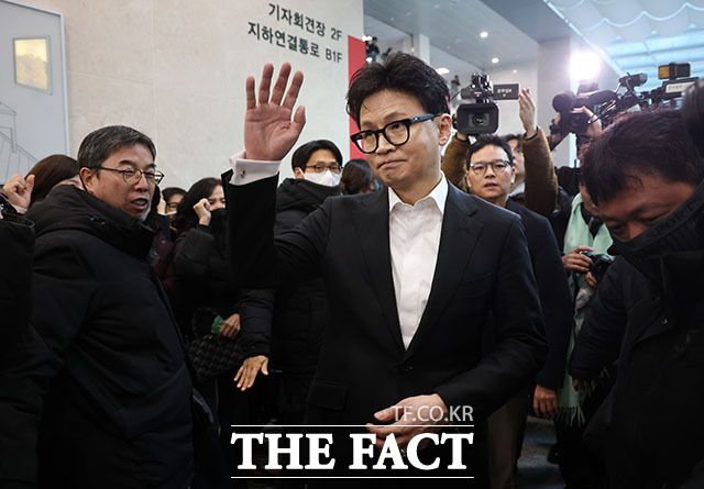 국민의힘 한동훈 전 대표가 14일 당 윤리위원회가 본인을 제명 결정한 것과 관련해 소통관에서 입장을 밝히고 퇴장하고 있다. /남용희 기자