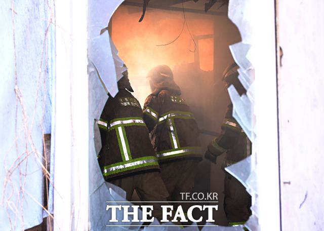16일 오전 서울 강남구 구룡마을 4지구에서 소방관들이 화재 진압을 하고 있다. /이새롬 기자