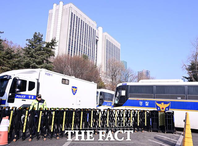 고위공직자범죄수사처(공수처)의 체포영장 집행을 방해한 혐의 등으로 기소된 윤석열 전 대통령의 첫 선고를 앞둔 서울 서초구 서울중앙지방법원 앞이 경찰차벽으로 둘러싸여 있다.