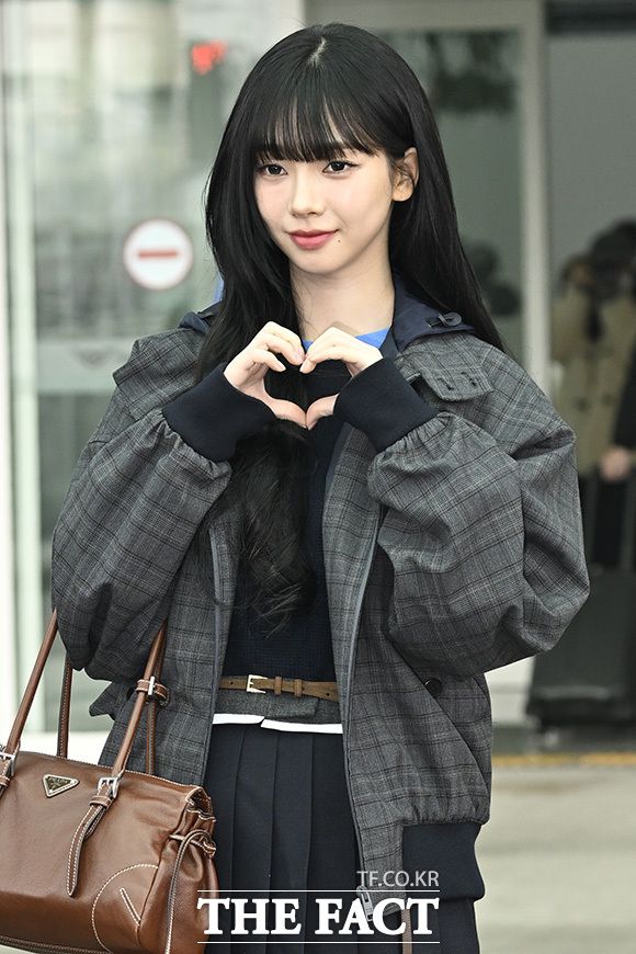 그룹 에스파 카리나가 이탈리아 밀라노 출국을 위해 16일 오전 인천국제공항 제2여객터미널에 모습을 드러낸 가운데 수속을 밟기 전 모여든 취재진과 팬들에게 인사하고 있다. /인천국제공항=송호영 기자