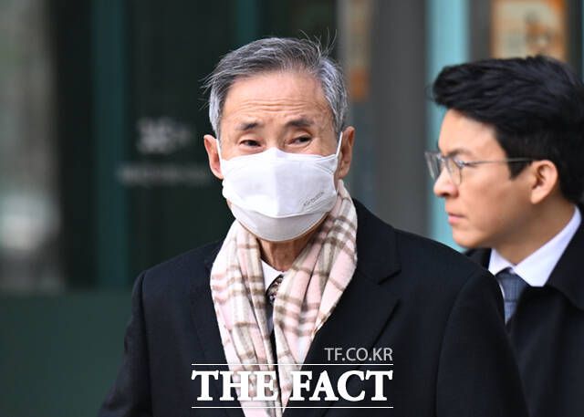 자본시장법 위반 혐의로 기소된 이응근 전 삼부토건 대표가 16일 오후 서울 서초구 서울중앙지방법원에서 열린 재판에 출석하고 있다.