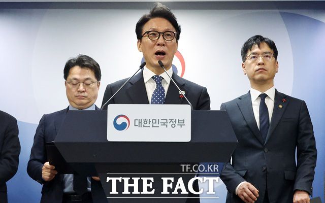 김민석 국무총리가 16일 오전 서울 종로구 정부서울청사에서 행정통합 인센티브 발표 관련 브리핑을 하고 있다. /뉴시스