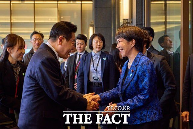 다카이치 사나에 일본 총리가 13일 일본 나라현의 한 호텔에 도착한 이재명 대통령을 영접하고 있다. /청와대