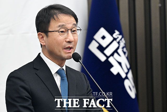 한병도 민주당 원내대표가 15일 국회에서 열린 의원총회에서 발언을 하고 있다. 그는 "내란특검이 민생특검이고 내란특검이 국가를 정상화하는 과정이고 내란특검이 경제"라고 말했다. /남용희 기자