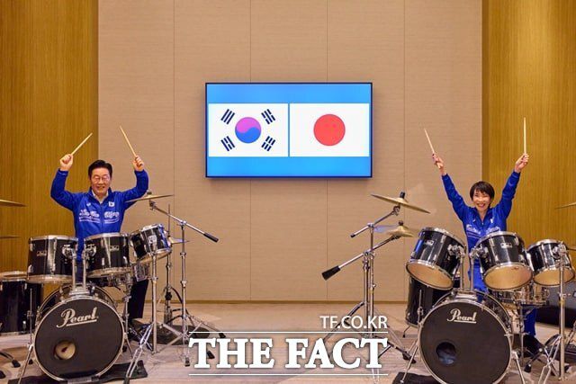 이재명 대통령이 13일(현지시간) 다카이치 사나에 일본 총리와 정상회담을 가진 뒤 환담 자리에서 드럼 합주를 하고 있다. /청와대