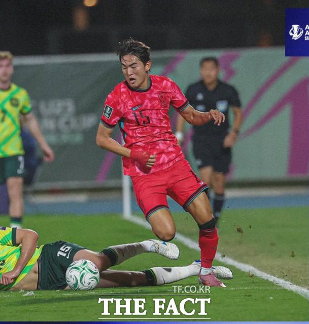 한국의 원톱 백가온은 18일 호주와 2026 AFC U23 아시안컵 8강전 전반 21분 논스톱 슛으로 선제골을 기록했다./제다=KFA