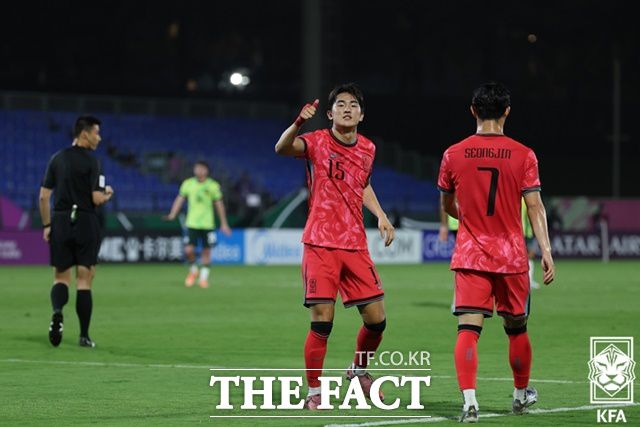 '19세 막내' 백가온이 선제골을 터뜨린 뒤 세레머니를 펼치고 있다./제다=KFA