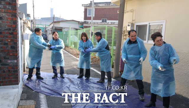 설동호 대전시교육감과 채정일 대전시교육청 공무원노조 위원장을 비롯한 조합원들이 연탄 나눔 봉사활동을 펼치고 있다. /대전시교육청