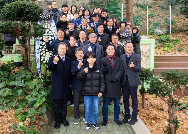추모식 참석자들이 고인의 숭고한 넋을 기리며 단체 기념사진을 찍고 있다. /울릉군